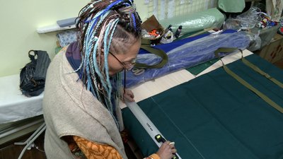 У селищі на Рівненщині волонтерки шиють на запити військових масккомплекти і ноші для поранених У селищі на Рівненщині волонтерки шиють на запити військових масккомплекти і ноші для поранених