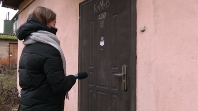 Небезпечне сусідство: у закинутому будинку в Рівному ледь не вчадів безхатько