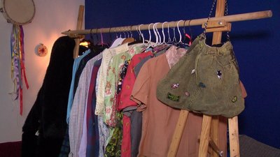 Продають вінтажний одяг, килими, рушники: у Вінниці збирають гроші для захисників Продають вінтажний одяг, килими, рушники: у Вінниці збирають гроші для захисників