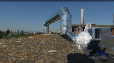 "Нас ніхто не питав". Жителі багатоповерхівки у Луцьку просять демонтувати витяжку з місцевого бару