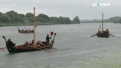 У Рівному, попри зливу, проходить Фестиваль прадавніх човнів У Рівному, попри зливу, проходить Фестиваль прадавніх човнів
