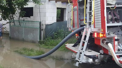 Підтоплення на Закарпатті: рятувальники продовжують ліквідовувати наслідки негоди Підтоплення на Закарпатті: рятувальники продовжують ліквідовувати наслідки негоди