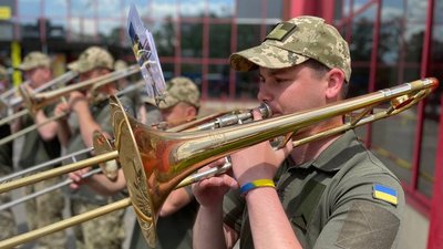 Військовий оркестр виконує марш