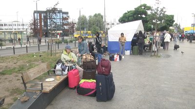Переселенці обідають після дороги
