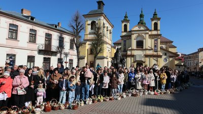Франківці, люди, Великдень, великодні кошики, діти, Івано-Франківськ