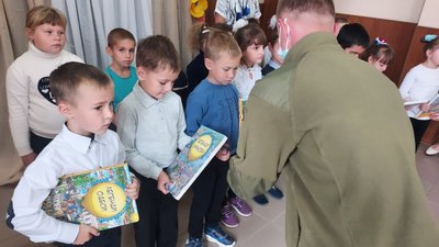 Тернопільські військові передали книги школярам Донеччини Тернопільські військові передали книги школярам Донеччини