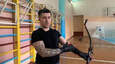 Переселенець у Тернополі організував заняття зі стрільби з лука
