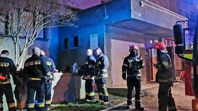 Рятувальники біля будинку на вулиці Під Голоском Рятувальники біля будинку на вулиці Під Голоском