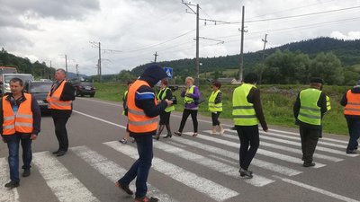 На Львівщині люди знову перекривають дорогу Львів-Ужгород
