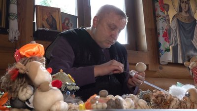 Збирає на теплий одяг для бійців: священник з Черкас навчився виготовляти іграшки, аби підтримати ЗСУ Збирає на теплий одяг для бійців: священник з Черкас навчився виготовляти іграшки, аби підтримати ЗСУ
