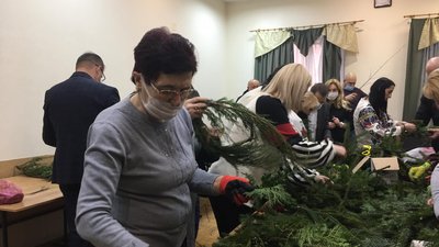 У Львові рідні Героїв Небесної Сотні прикрасили різдвяними віночками Меморіал У Львові рідні Героїв Небесної Сотні прикрасили різдвяними віночками Меморіал