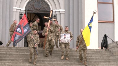 "Першим йшов у бій, останнім з нього виходив". У Вовчинці Івано-Франківської громади поховали воїна Олега Койляка "Першим йшов у бій, останнім з нього виходив". У Вовчинці Івано-Франківської громади поховали воїна Олега Койляка