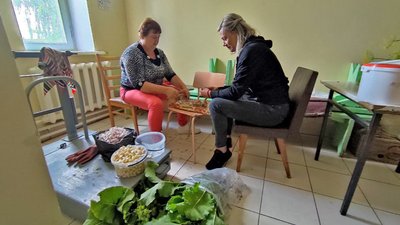 У громаді на Волині господині засолили майже 400 літрів огірків для військових У громаді на Волині господині засолили майже 400 літрів огірків для військових