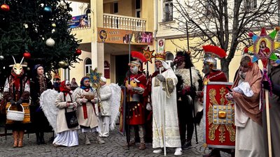 У Мукачеві вертеп розважав містян і збирав гроші хлопчику, хворому на лейкемію