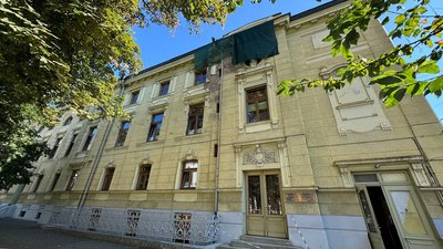Частина фасаду драмтеатру у Чернівцях