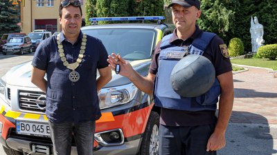 Тернопільським рятувальникам передали автомобіль Тернопільським рятувальникам передали автомобіль