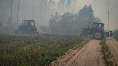 Трактори на місці гасіння пожежі Трактори на місці гасіння пожежі