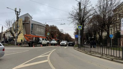 Cвітлофор на перехресті Садова – Героїв Майдану