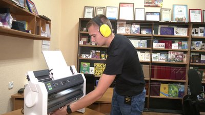 У Харкові відкрили приватну бібліотеку із книжками шрифтом Брайля