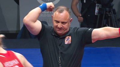 Арбітр демонструє, що Грушина схопила Руссо за волосся та вдруге попередив українку Арбітр демонструє, що Грушина схопила Руссо за волосся та вдруге попередив українку