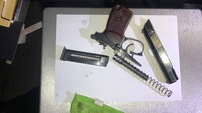 На Житомирщині затримали рівненчанина, який продавав житомирянину пістолет Макарова з набоями На Житомирщині затримали рівненчанина, який продавав житомирянину пістолет Макарова з набоями