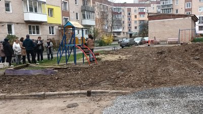 Майданчик перекопали і залишили без гойдалок: у Тернополі мешканці будинку шукають рішення