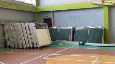 Колишній житель Первомайського передав з Німеччини 10 тонн меблів для шкіл міста Колишній житель Первомайського передав з Німеччини 10 тонн меблів для шкіл міста