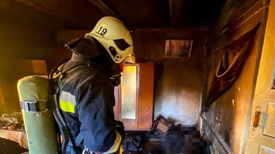Рятувальник ліквідовує пожежу