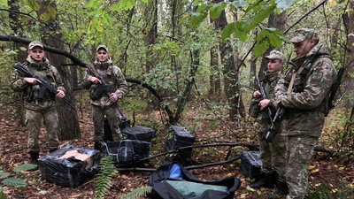Цигарки знайшли - порушники втекли: контрабанду тютюну виявили прикордонники на Волині