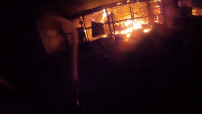 На Запоріжжі вогнеборці ліквідували пожежу, що охопила 300 кв. м господарчих споруд