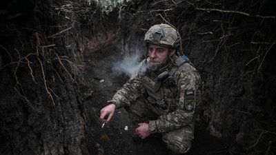 український військовий в окопі на лінії фронту