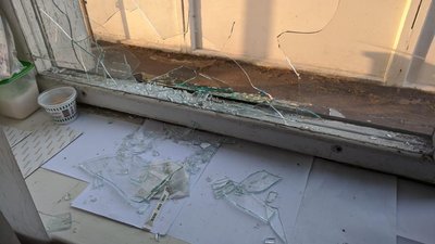 На Рівненщині хуліган жбурнув камінь у вікно тервиборчкому На Рівненщині хуліган жбурнув камінь у вікно тервиборчкому