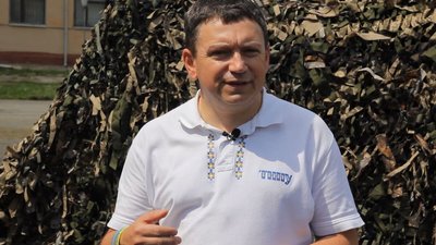 Студенти-історики з Тернополя передали маскувальні сітки на схід Студенти-історики з Тернополя передали маскувальні сітки на схід