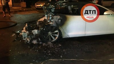 Tesla, яку підпалили