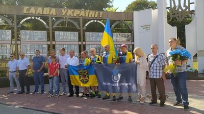 З Ужгорода до Маріуполя: Хмельницьким проїхав велопробіг ветеранів