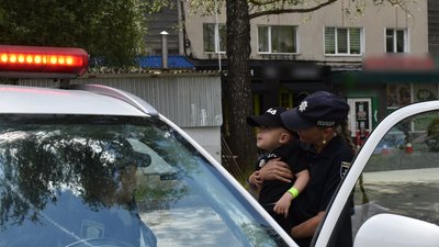 Поліцейські запросили хлопчика проїхати на їхній службовій машині Поліцейські запросили хлопчика проїхати на їхній службовій машині