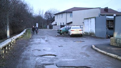 У Хмельницькому незрячі просять облаштувати тротуар на вулиці Будівельників