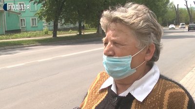 Євгенія просить сусіда, коли той їде машиною до міста, взяти її з собою