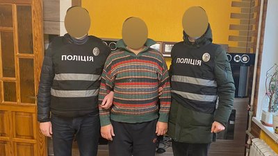 Подарував телефон та вимагав надсилати інтимні фото: у Чернігові затримали підозрюваного у педофілії