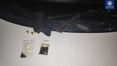 У Мукачеві затримали п'ятьох озброєних чоловіків У Мукачеві затримали п'ятьох озброєних чоловіків