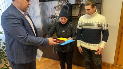 На Полтавщині родині загиблого воїна Олександра Захарченка передали його орден На Полтавщині родині загиблого воїна Олександра Захарченка передали його орден
