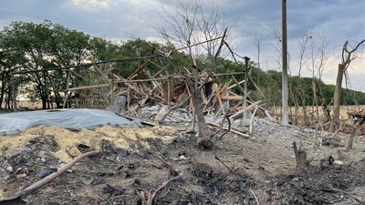 Росіяни обстріляли сільськогосподарські ангари в Одеській області. Фоторепортаж Росіяни обстріляли сільськогосподарські ангари в Одеській області. Фоторепортаж