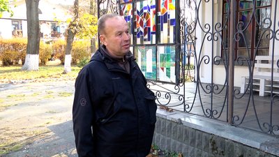 На Житомирщині просто неба діє імпровізована галерея зі скляних вітражів На Житомирщині просто неба діє імпровізована галерея зі скляних вітражів