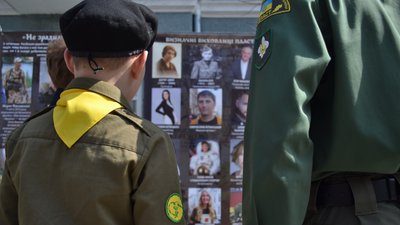 У Житомирі пластуни відкрили вуличну виставку "Не зрадили своїх присяг" У Житомирі пластуни відкрили вуличну виставку "Не зрадили своїх присяг"