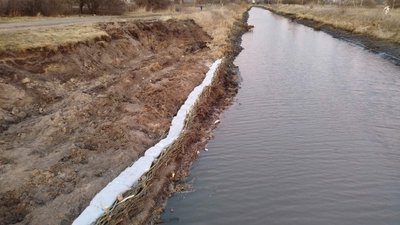 У селищі на Волині укріпили берег річки Прип'ять, щоб запобігти руйнуванню дороги У селищі на Волині укріпили берег річки Прип'ять, щоб запобігти руйнуванню дороги