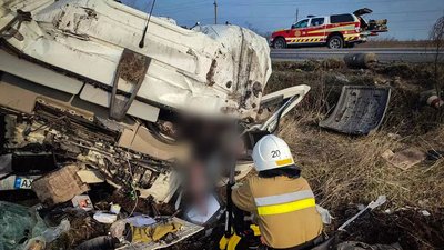 На Миколаївщині в аварії загинув чоловік. Тіло з автівки деблокували надзвичайники