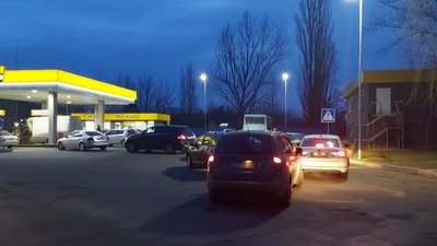 У Херсоні черги біля банкоматів та магазинів У Херсоні черги біля банкоматів та магазинів
