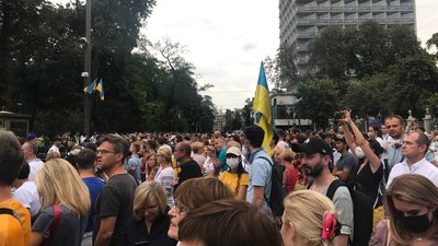 Люди прийшли до Маріїнського парку, де має відбутись концерт Андреа Бочеллі, але пускають не всіх Люди прийшли до Маріїнського парку, де має відбутись концерт Андреа Бочеллі, але пускають не всіх