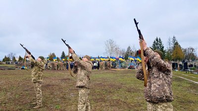 Загиблого провели з військовими почестями Загиблого провели з військовими почестями