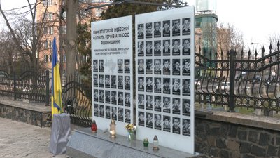 Річниця АТО: у Рівному вшанували загиблих бійців Річниця АТО: у Рівному вшанували загиблих бійців
